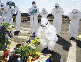 Legouverneur de la province de Fukushima se recueille devant un autel improvisé