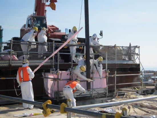 image Tepco- 19 juillet 20126 extraction expérimentale d'une barre de combustible neuf de la piscine n°4